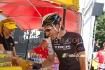 Fabian Cancellara takes some Powerbar products (2) (526x)