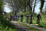 De achtervolgingsgroep in volle snelheid op de Le ribin in Milizac (410x)