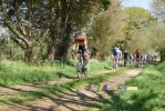 Het peloton op de ribin in Ploudaniel (472x)