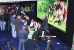 Les coureurs se prtent au jeu des autographes (2) (508x)