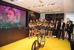 His team mates are laughing at Perrig Quemeneur (Direct Energie)'s video (612x)