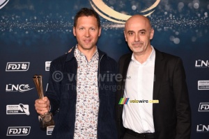Julien Simon (TotalEnergies), winner of the Coupe de France FDJ 2022, with Xavier Jan, President of the Ligue Nationale de Cyclisme (LNC) (1149x)