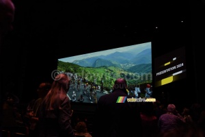 La salle se remplit pour la présentation du Tour de France 2024 (7104x)