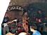 Un ensemble pendant son show &agrave; The Cavern Cafe (659x)