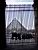 La pyramide du Louvre vue à travers une grille (422x)