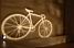Un vélo projeté sur le mur (437x)