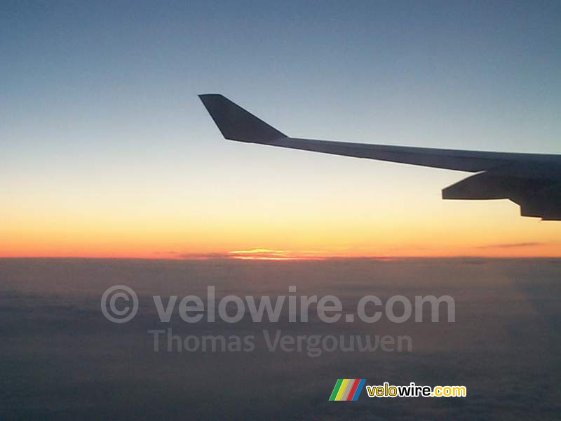 [Boston] - De zon boven het wolkendek vanuit het vliegtuig