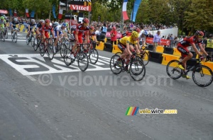 Cadel Evans and the other riders of the BMC Racing Team (595x)