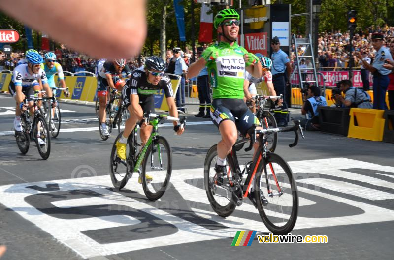 Mark Cavendish (HTC-Highroad) wint de etappe