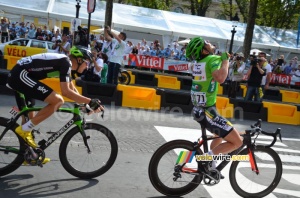 Mark Cavendish (HTC-Highroad) shows his jersey (815x)