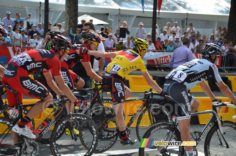 Cadel Evans (BMC Racing Team) bedankt zijn ploegmaat Marcus Burghardt