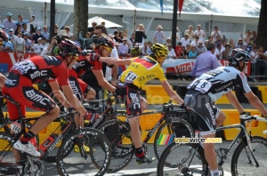 Cadel Evans (BMC Racing Team) thanks his team mate Marcus Burghardt (542x)