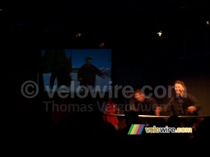 [Walt Disney Studios - Disneyland Paris]: Effets spéciaux: nos acteurs Stefan et Vincent en action (à droite 'in real life' et à gauce à l'écran ils font du ski dans la neige) (375x)