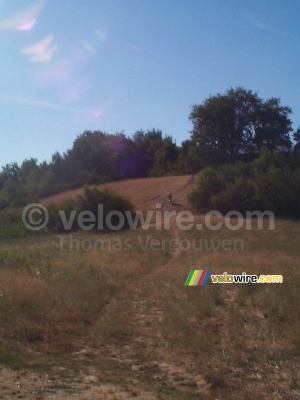 Cédric descend la pente à vélo (368x)