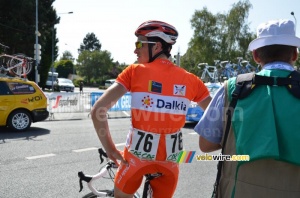 Kevin Lalouette (Roubaix-Lille Métropole) regarde le peloton qui passe (526x)