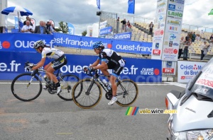 Evelyn Stevens (HTC-Highroad) & Sharon Laws (Garmin-Cervélo) (516x)