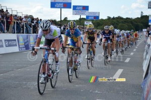 Le peloton avec Emma Johansson (428x)