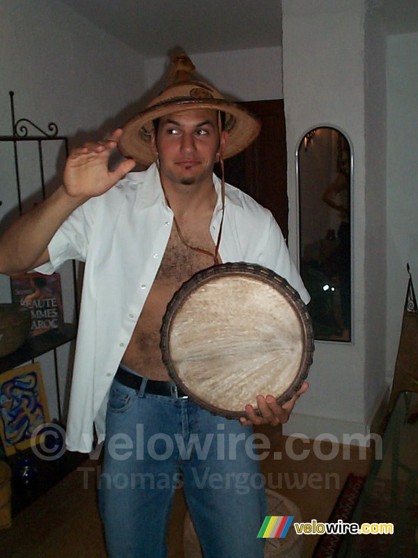 Cédric speelt op de derboeka