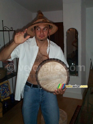 Cédric joue la darbouka (1038x)