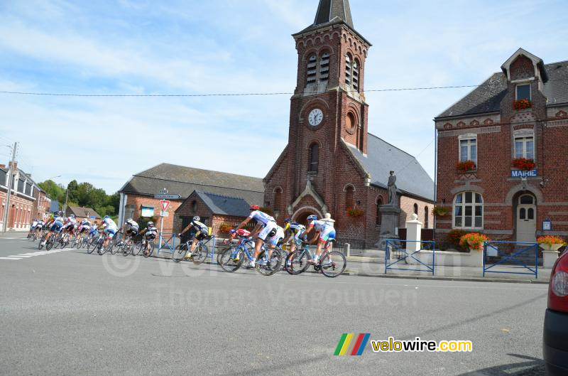 Het peloton komt langs het gemeentehuis en de kerk van Montay (2)