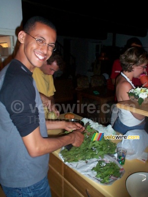 Rachid prépare le thé à la menthe (365x)