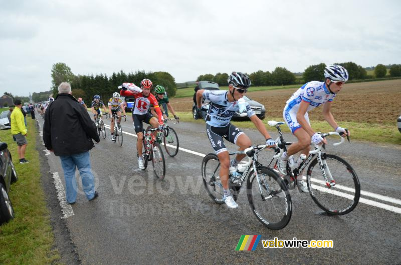Het peloton in de bevoorradingszone (4)