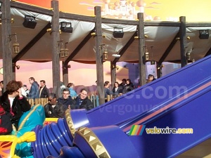 [Walt Disney Studios - Disneyland Paris]: Vincent et Stefan dans les tapis volants (219x)