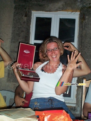 Isabelle avec ses cadeaux (320x)