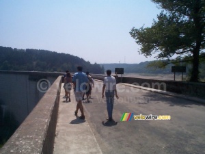 Tout le monde sur le barrage des Cammazes (560x)
