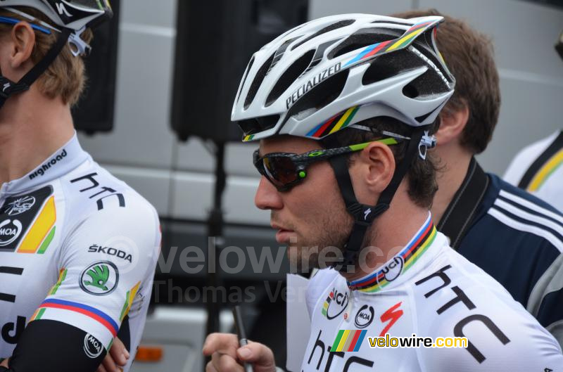 Mark Cavendish HTC Highroad in the rainbow jersey 2 photographs velowire