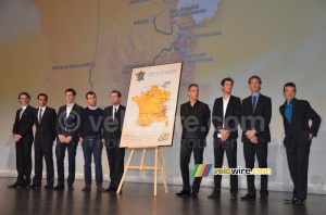 Les coureurs autour de la carte du Tour de France 2012 (853x)