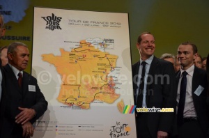 Christian Prudhomme with the map of the Tour de France 2012 (665x)