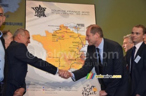 Gilles Novat serre la main avec Christian Prudhomme (966x)