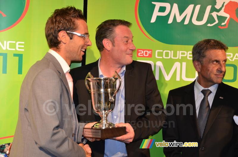 Sylvain Georges (BigMat-Auber 93) ontvangt zijn prijs (3de) van Jean-François Bernard