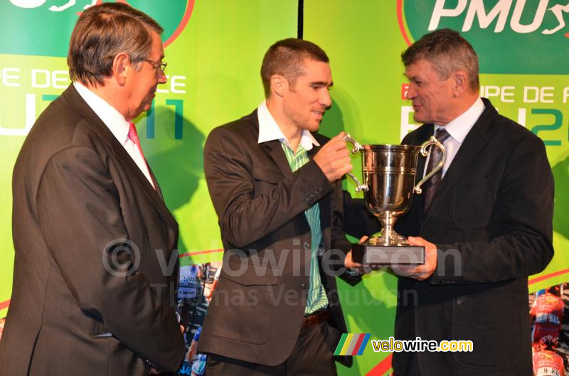 Romain Feillu (Vacansoleil) krijgt zijn prijs van Bernard Thévenet