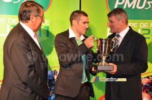 Romain Feillu (Vacansoleil) gets his prize from Bernard Thévenet (584x)