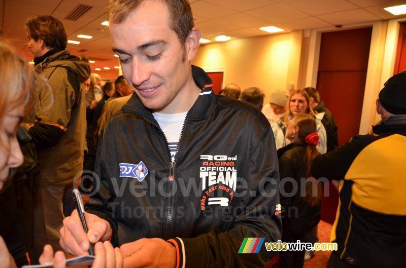 Jérémy Roy deelt handtekeningen uit