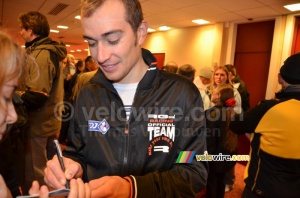 Jérémy Roy signing autographs (1189x)