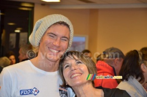 Yoann Offredo happy with his mother (2) (3319x)
