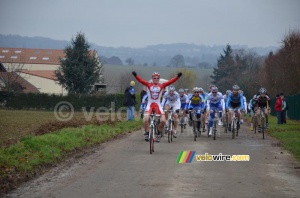 Arnaud Démare passe la ligne en vainqueur ... au départ ! (779x)
