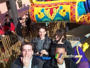 [Walt Disney Studios - Disneyland Paris]: Krzyszek, Rachid, Sébastien et Marie dans les tapits volants en action (661x)