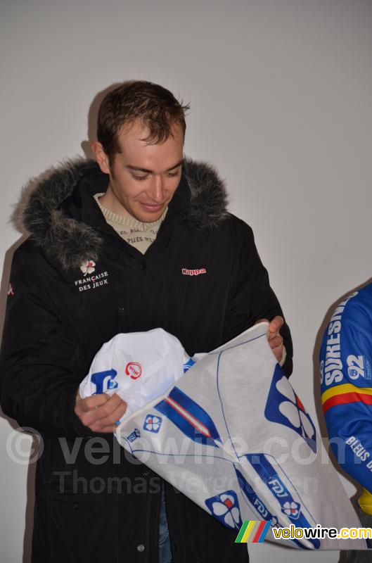 Is het al Kerst? Jérémy Roy pakt cadeautjes uit!