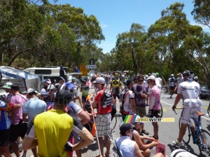 Quite a crowd on Willunga Hill before the riders arrive (551x)