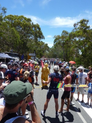 Quite a crowd on Willunga Hill before the riders arrive (2) (459x)