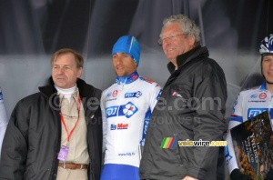 Sandy Casar (FDJ BigMat) avec les représentants des Yvelines (646x)