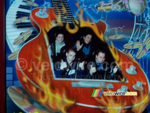 [Walt Disney Studios - Disneyland Paris]: Dans le Rock 'n Roller Coaster Avec Aerosmith nous avons découvrit l'endroit où on prend la photo ;-) (1930x)