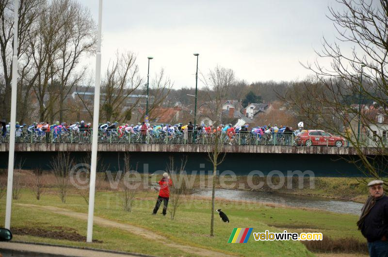 Het peloton verlaat Vierzon ...