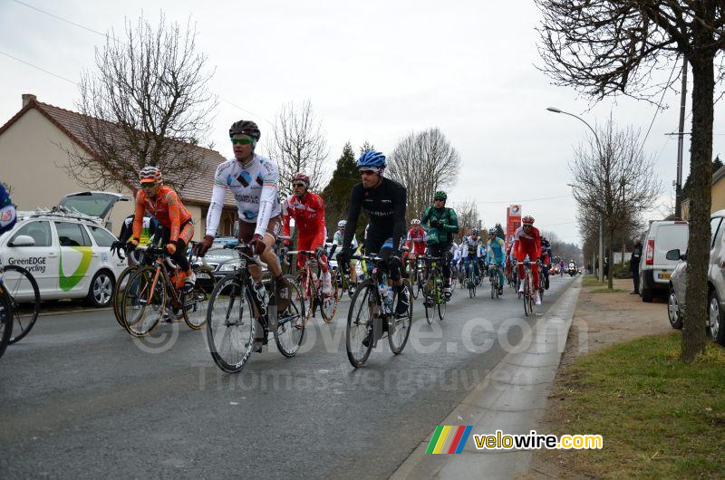 Nicholas Roche (AG2R La Mondiale) en het peloton in de bevoorradingszone