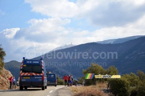 La course passe au pied du Mont Ventoux (725x)