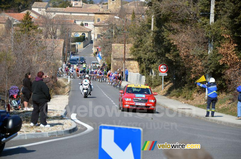 Het peloton verlaat Suze-la-Rousse